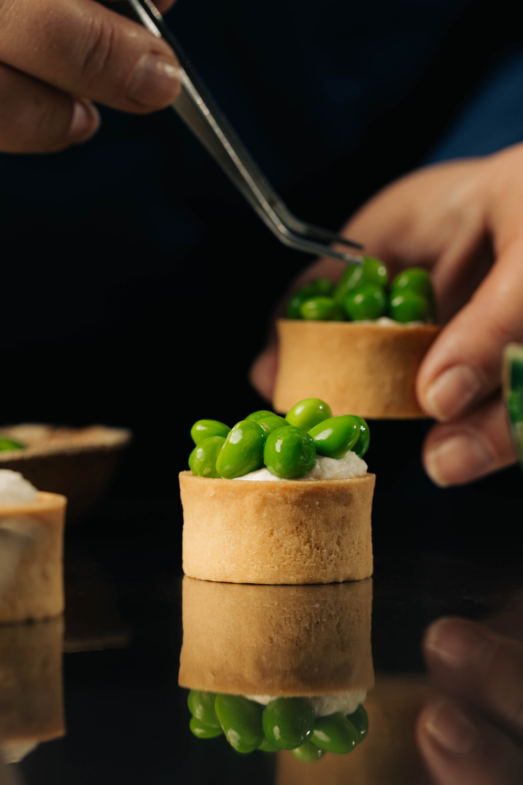 Dressage des assiettes par l'équipe Atelier Margaux