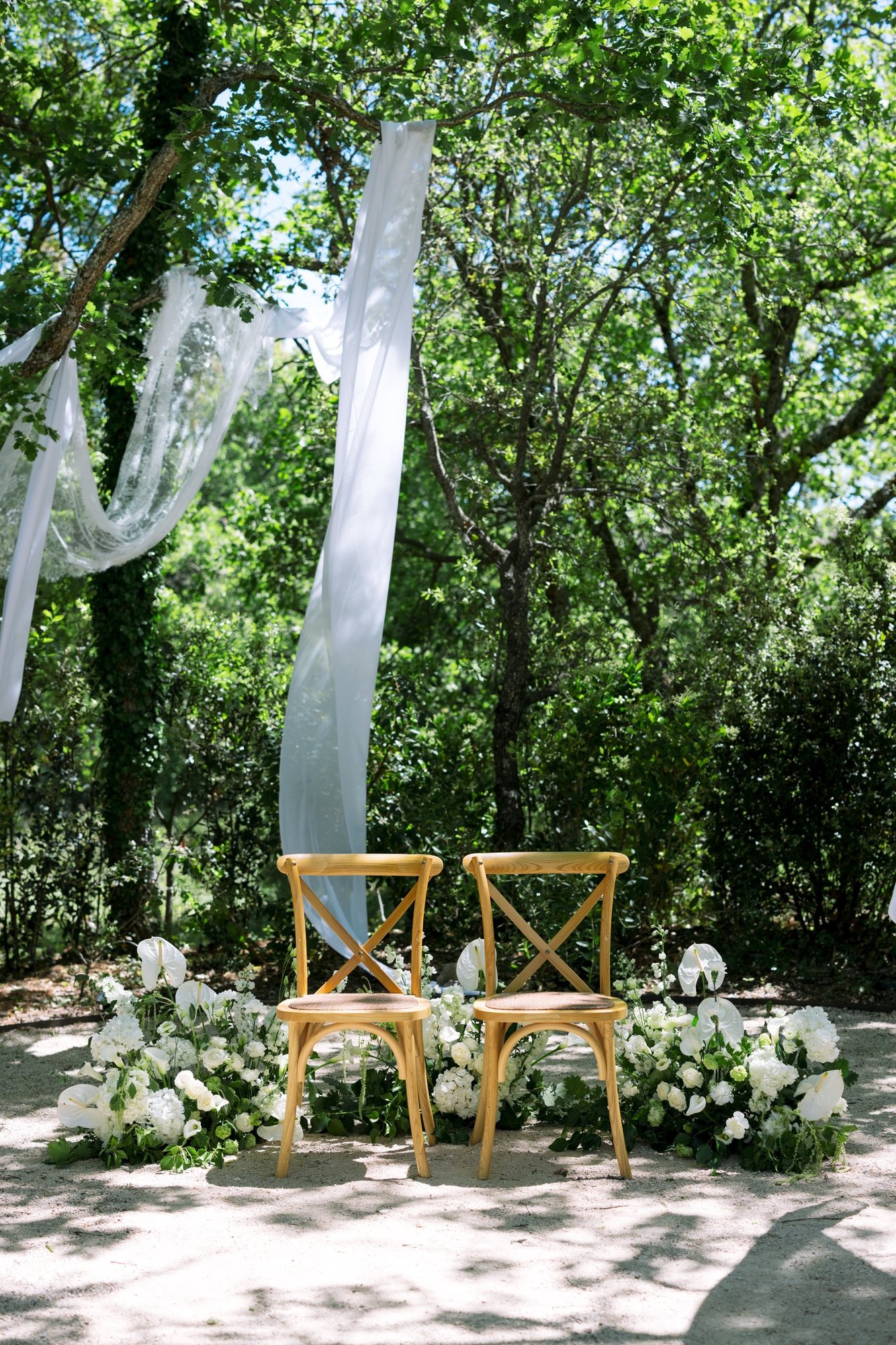 Chaises et décor floral d'un mariage Atelier Margaux