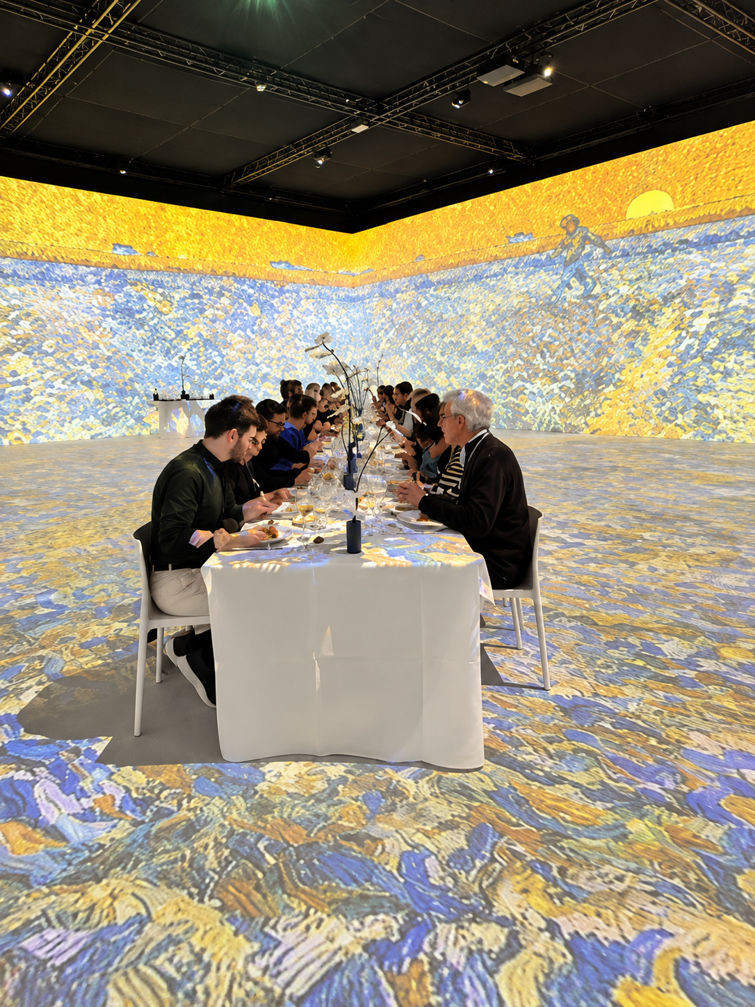 Réception professionnelle dans une scénographie immersive