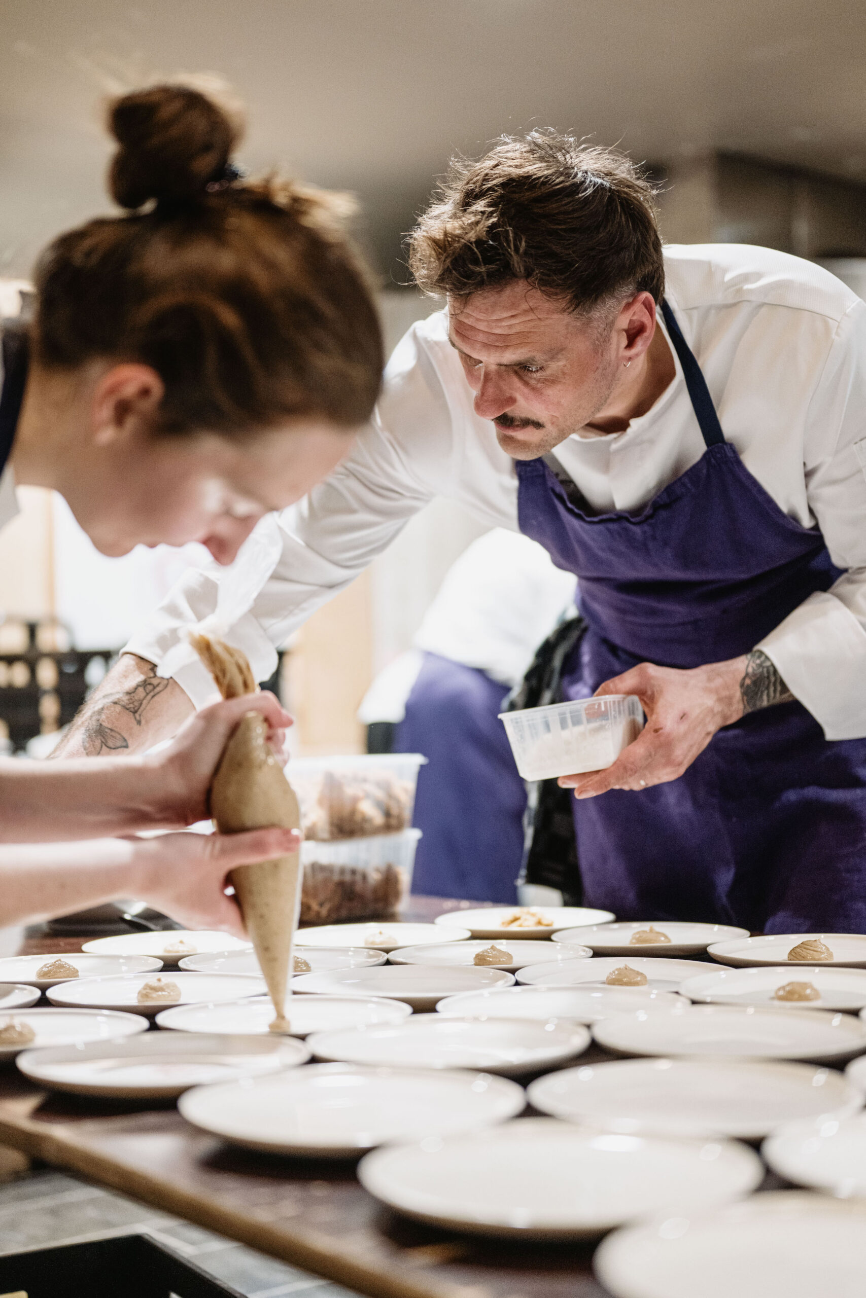 Thomas Paulvaiche et son équipe préparant les assiettes lors d'un événement professionnel