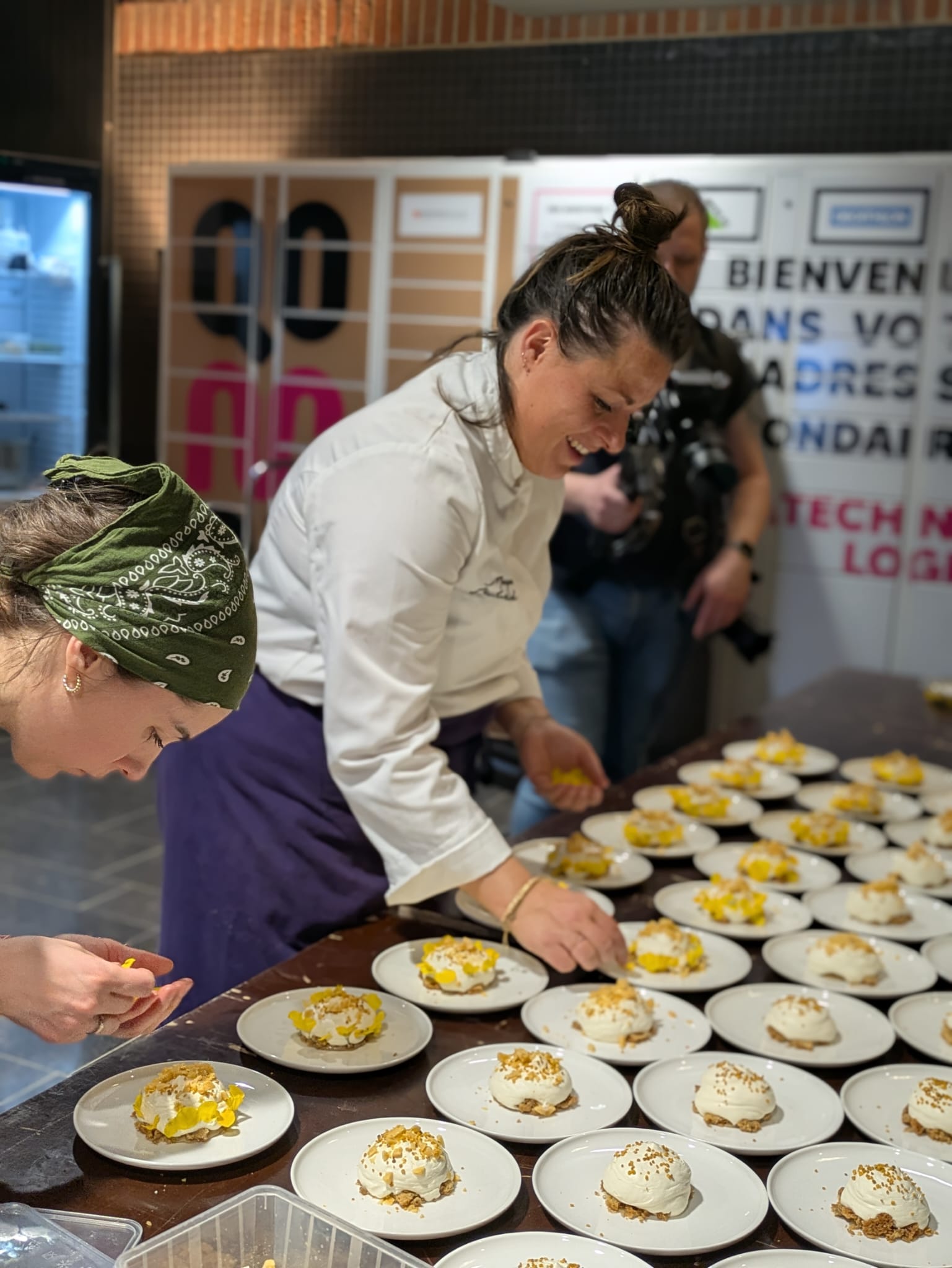 Équipe Atelier Margaux dressant les assiettes pour une réception professionnelle